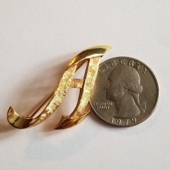 Relisted -Vintage letter A brooch textured gold tone pin initial - Picture 4 of 8